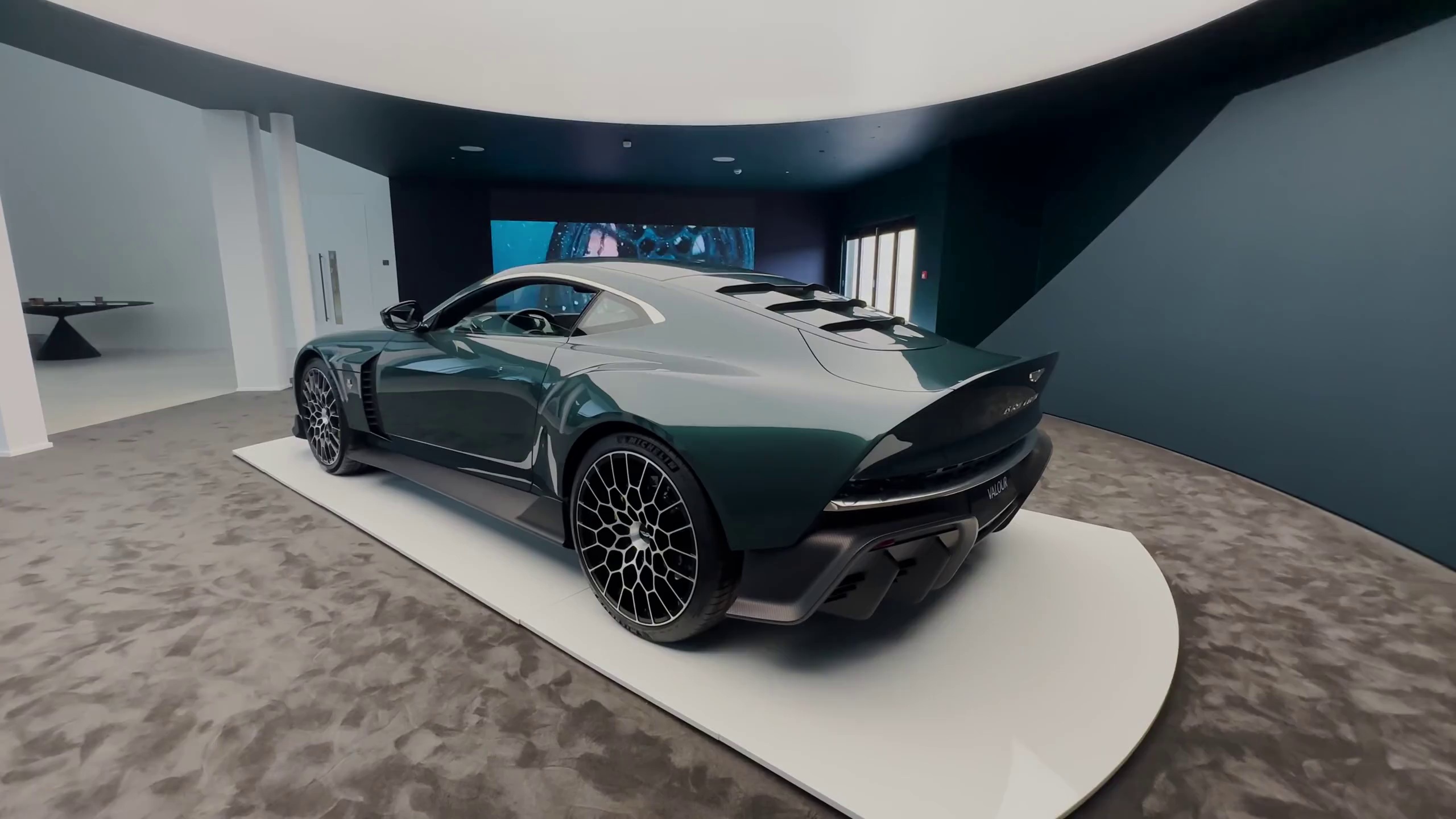 阿斯顿马丁完胜雷诺车队，拉塞尔统治全场